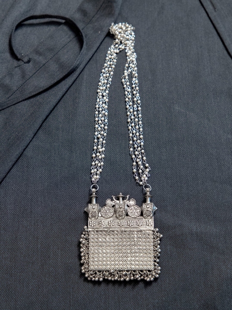 

creyons by mansi Silver-Toned Peacock Design Haar Necklace