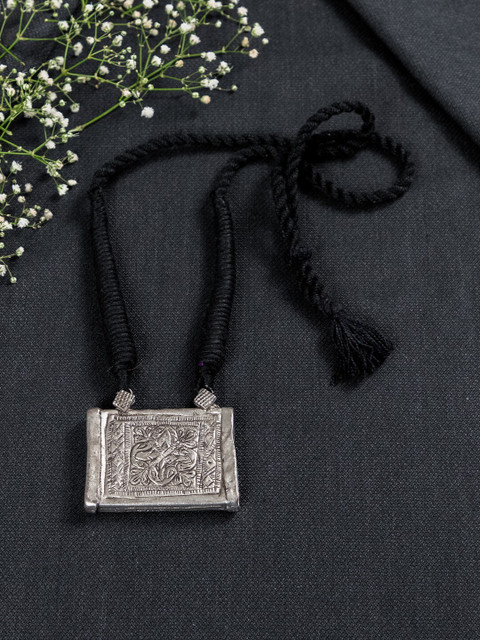 

creyons by mansi Silver-Toned & Black Mughal Vintage Necklace