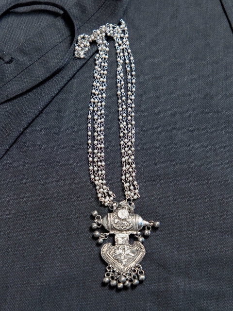 

creyons by mansi Silver-Toned Peacock Design Haar Necklace
