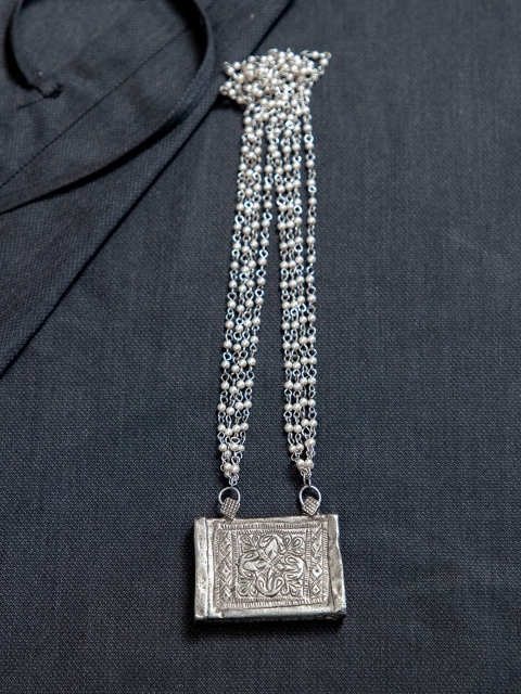 

creyons by mansi Silver-Toned & White Vintage Haar Necklace