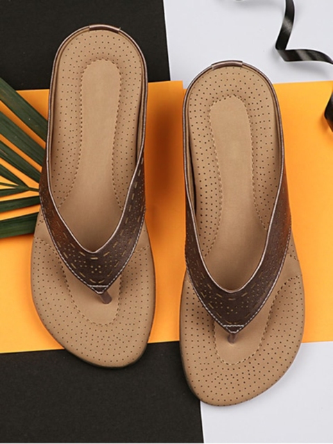 

THE WHITE POLE Women Brown Ethnic Flats