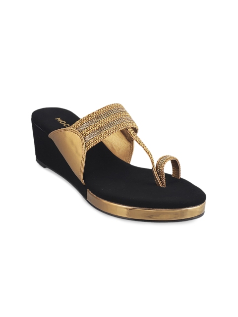 

Mochi Women Gold-Toned One Toe Flats