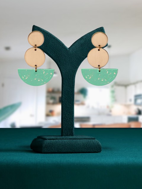 

LYKKEIN Green & Gold-Toned Circular Drop Earrings