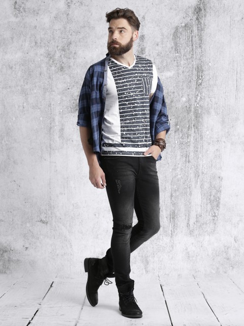 

Roadster Men White & Navy Striped V-Neck T-shirt