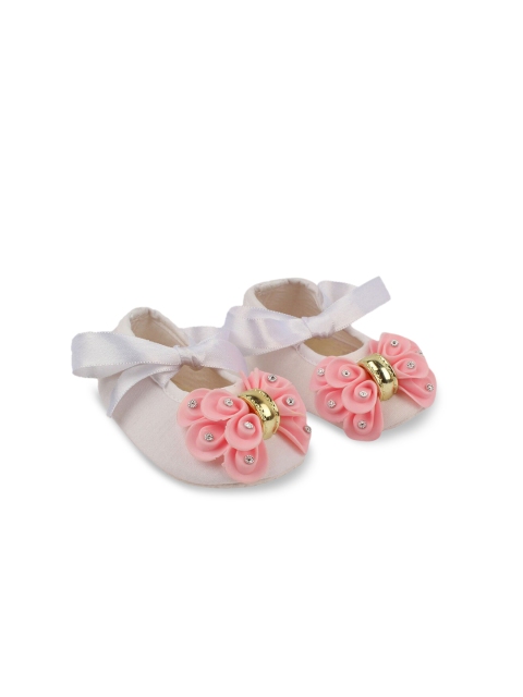 

Hopscotch Girls White Solid Booties