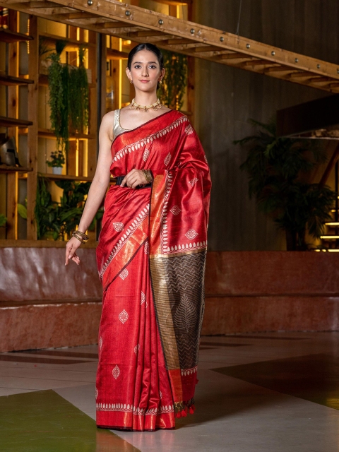 

BEATITUDE Red & Black Floral Pure Silk Handloom Saree