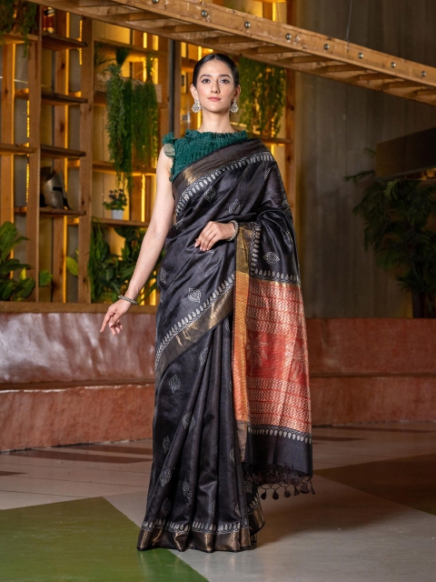 

BEATITUDE Black & Peach-Coloured Floral Zari Pure Silk Saree