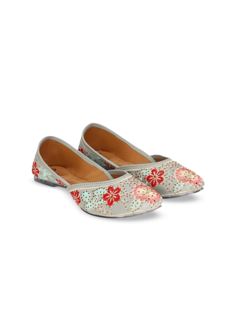 

The Desi Dulhan Women Grey Ethnic Mojaris Flats