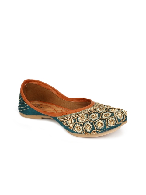 

The Desi Dulhan Women Green Printed Ethnic Mojaris Flats