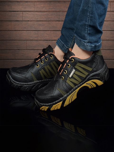 

essence Boys Black Trekking Non-Marking Shoes
