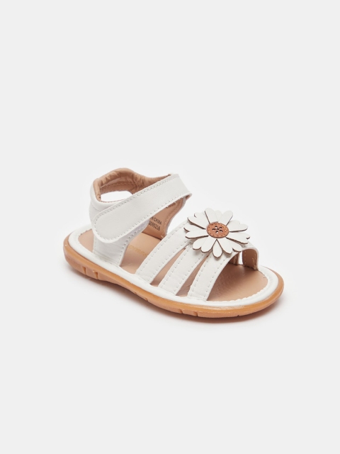 

shoexpress Girls White Textured Open Toe Flats