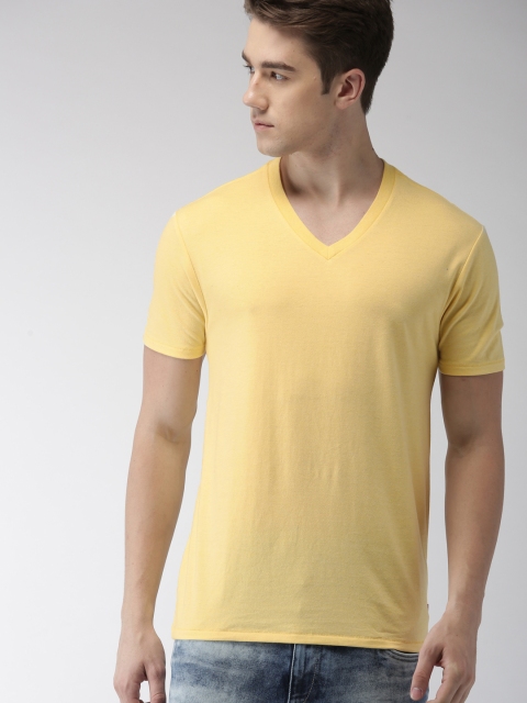

Levis Men Yellow Solid T-shirt