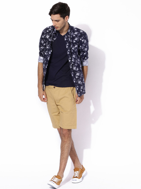 

Aeropostale Men Navy Blue Solid V-Neck T-shirt