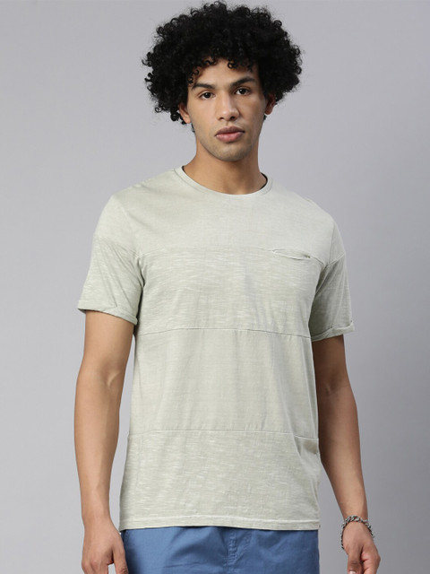 

Breakbounce Men Silver-Toned & foggy dew Typography Slim Fit T-shirt
