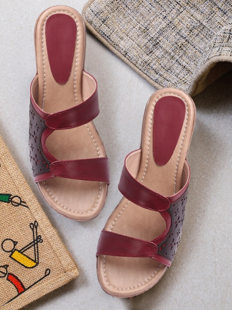 

FASHIMO Women Maroon Comfort Sandals