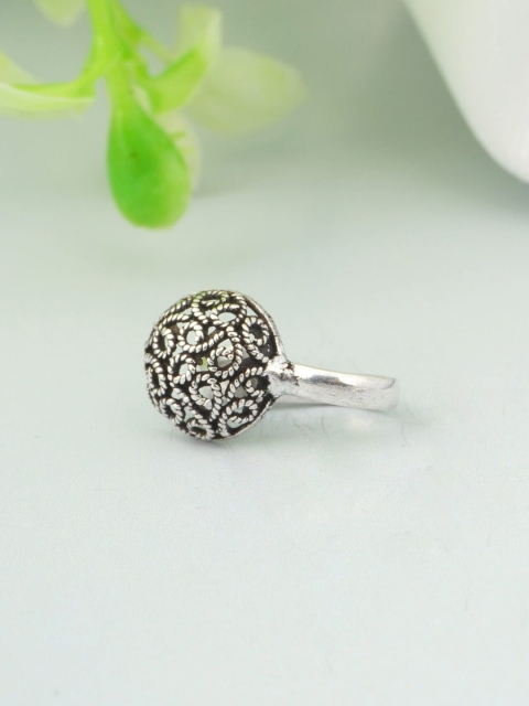 

Urmika Silver -Toned Oxidised Nosepin