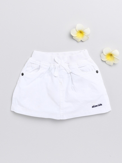

Olio Kids Boys White Shorts