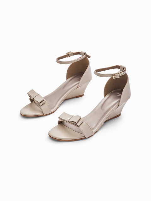 

The Label Life Beige Leather Bow Boat Heels
