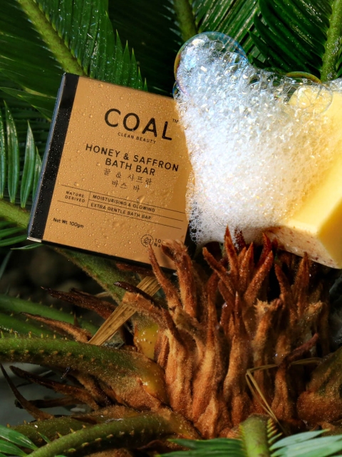 

COAL CLEAN BEAUTY Bathing Soap Set - 2 Honey & Saffron + 2 Vitamin C & Orange - 100g Each, Beige