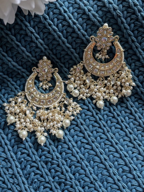 

Ishhaara White & Gold-Toned Leaf Shaped Chandbalis Earrings