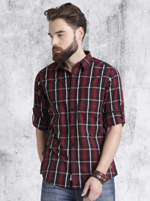 

Roadster Men Maroon & Black Regular Fit Checked Casual Shirt