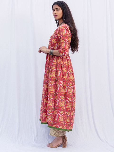 

SHRINKHLA Women Red & Green Floral Printed Pure Cotton Handloom Pleated Anarkali Kurti