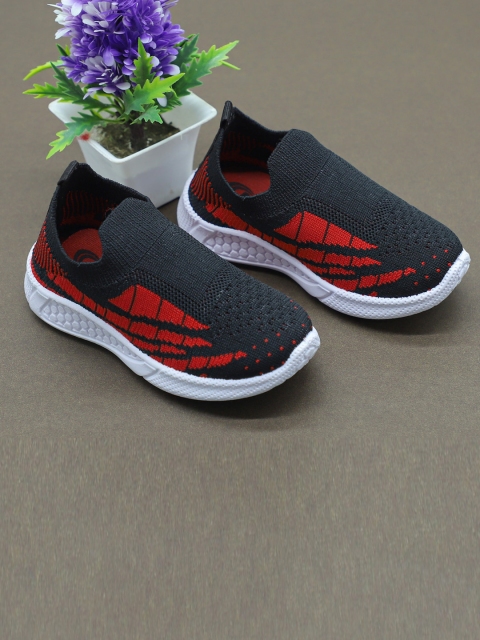 

FEETWELL SHOES Unisex Kids Black Printed Slip-On Sneakers