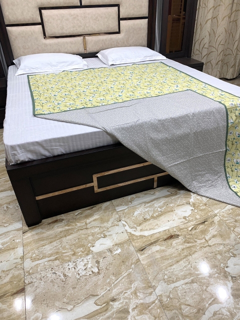 

Pure Decor Unisex Yellow Blankets Quilts and Dohars