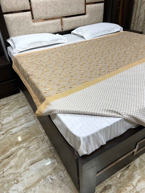 

Pure Decor Unisex Brown Blankets Quilts and Dohars