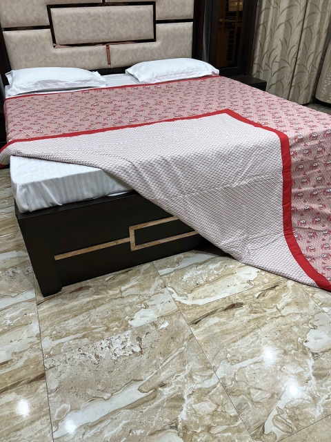 

Pure Decor Unisex Red Blankets Quilts and Dohars