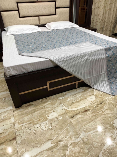 

Pure Decor Unisex Grey Blankets Quilts and Dohars