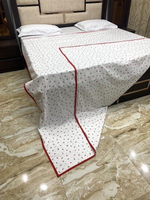 

Pure Decor White & Red Printed Pure Cotton Double King Duvet Cover