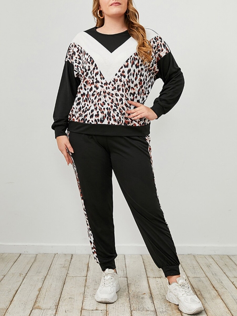 

URBANIC Plus Size Women Black & White Animal Print Sweatshirt & Joggers