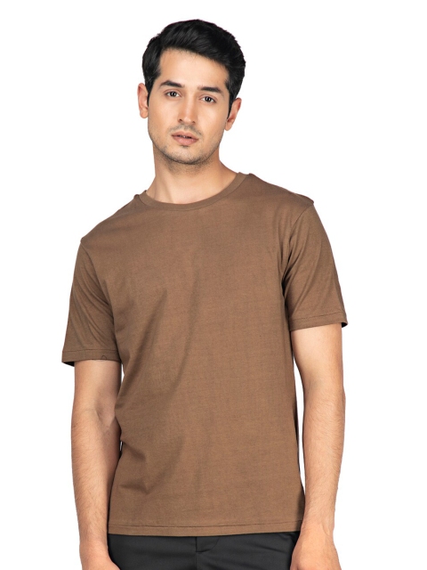 

MensXP Basics Men Brown T-shirt