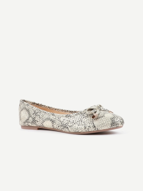 

Carlton London Women Gold-Toned Patent Leather Derbys