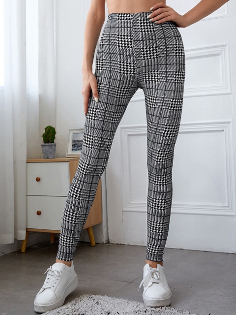 

URBANIC Women Grey & White Checked Ankle-Length Leggings