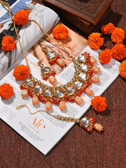 

SOHI Women Gold-Plated Red Kundan Studded & Beaded Jewellery Set