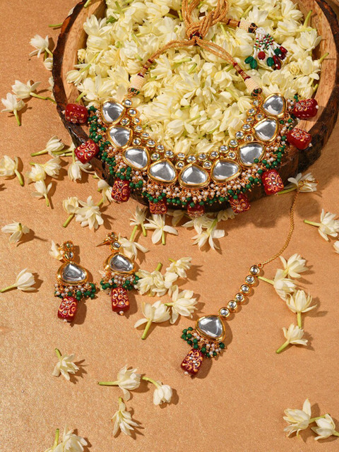 

SOHI Women Gold-Plated Kundan Studded Beaded Jewelry Set