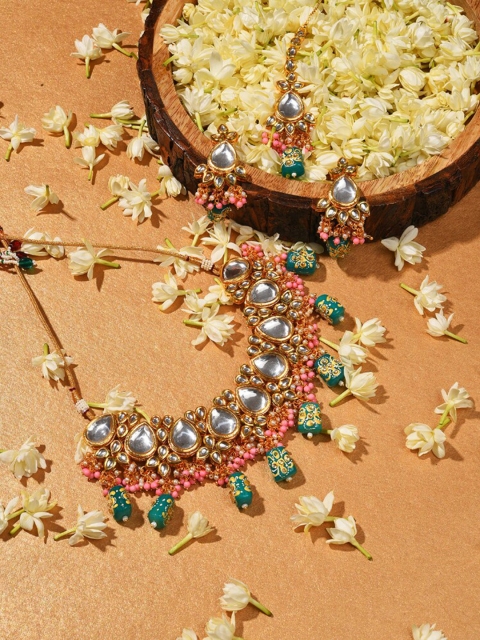 

SOHI Gold-Plated Green-Coloured White Kundan Studded Jewellery Set