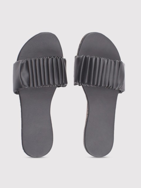 

Apratim Women Green Textured One Toe Flats