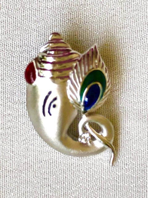 

ahilya Men Gold-Toned & Blue Ganesha Ekdanta Peacock Rakhi