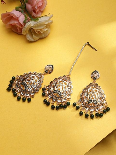 

STEORRA JEWELS Green Contemporary Drop Earrings With Maang Tikka