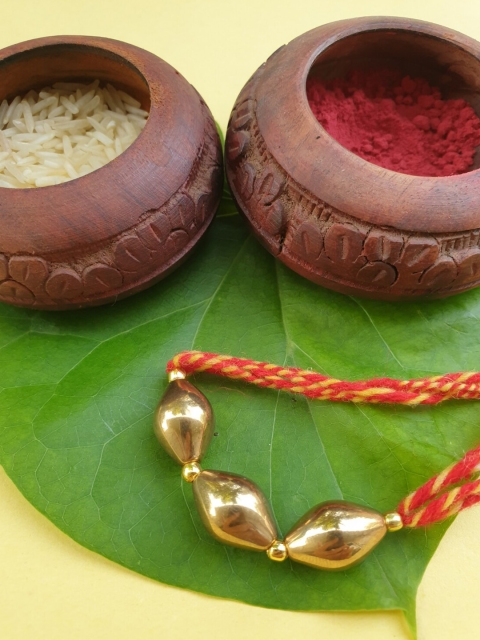 

FIROZA Men Red & Gold Toned Beaded Rakhi