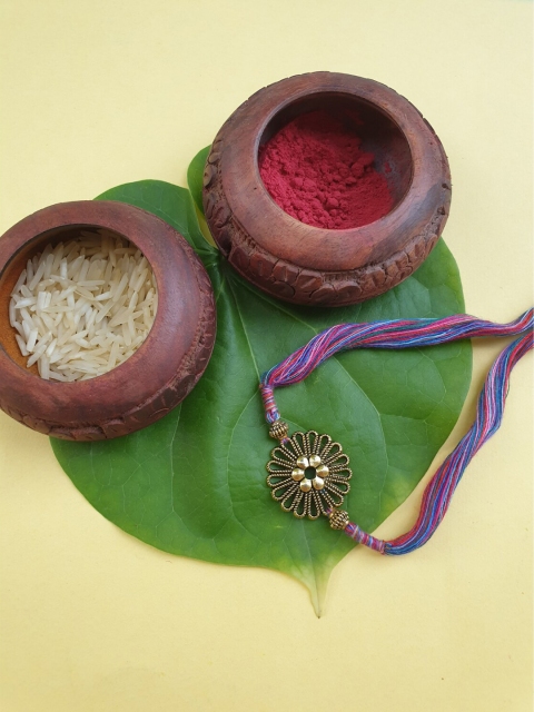 

FIROZA Men Gold-Plated Red & Blue Thread Rakhi With Roli & Chawal