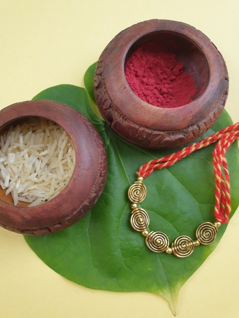 

FIROZA Men Gold-Toned & Red Circle Of Life Rakhi