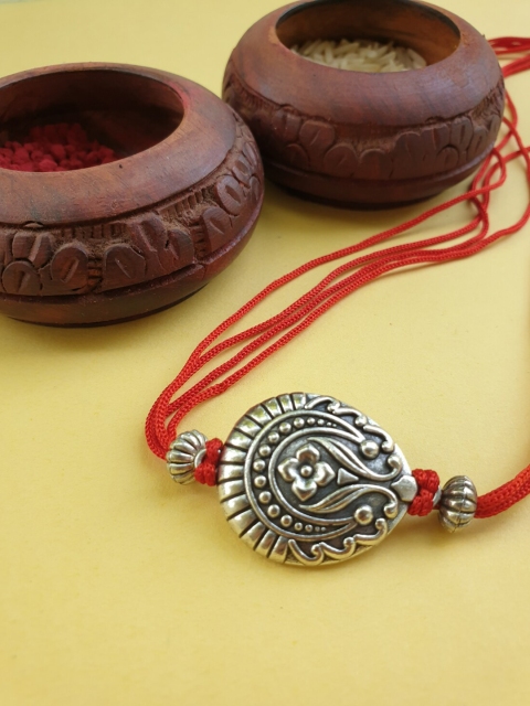 

FIROZA Men Silver-Toned & Red Tie-Up Rakhi With Roli & Chawal