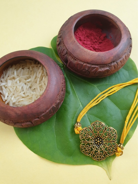 

FIROZA Men Gold-Toned & Yellow Beaded Handcrafted Rakhi