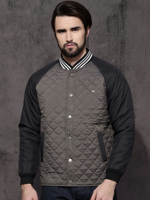 

Roadster Men Grey Solid Quilted Jacket