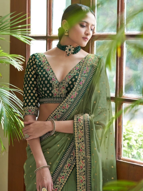 

Fashionuma Green & Gold-Toned Ethnic Motifs Printed Saree