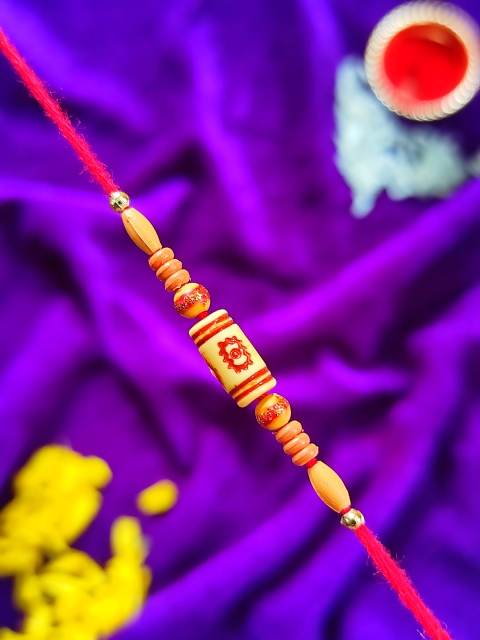 

CRAYTON Men Brown Drum Designed & Red Threaded Rakhi